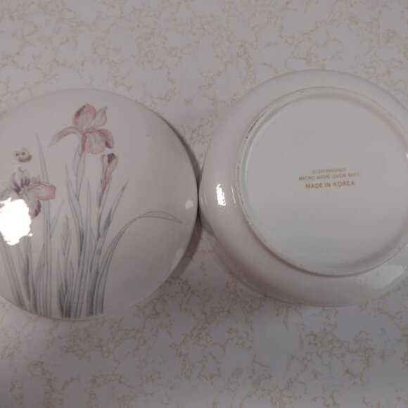 NWOT Lovely bowl with lid, pastel lillies and butterfly on top and sides - Picture 9 of 15